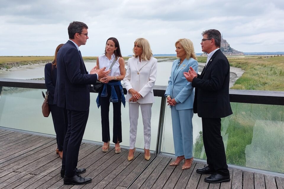 Jill Biden et Brigitte Macron accueillies par Thomas Velter, directeur de l'Epic du Mont-Saint-Michel.
