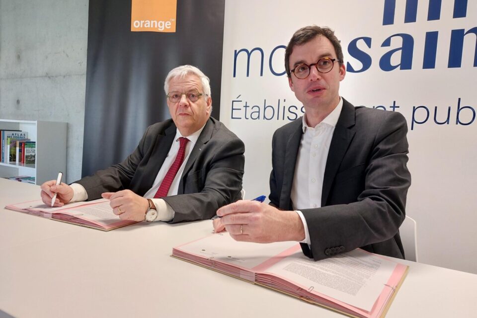 Marc Maouche, directeur Normandie Orange et Thomas Velter, directeur général de l'établissement public Mont-Saint-Michel ont signé une convention de partenariat, mercredi 14 février 2024.