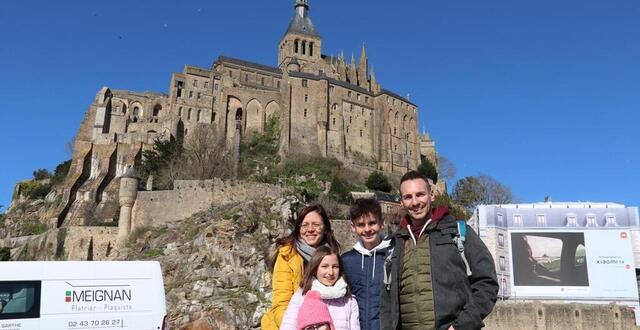 photo steeve et christilla zimmermann sont venus d’alsace avec leurs trois enfants eden, elina et enzo pour visiter le mont-saint-michel. 