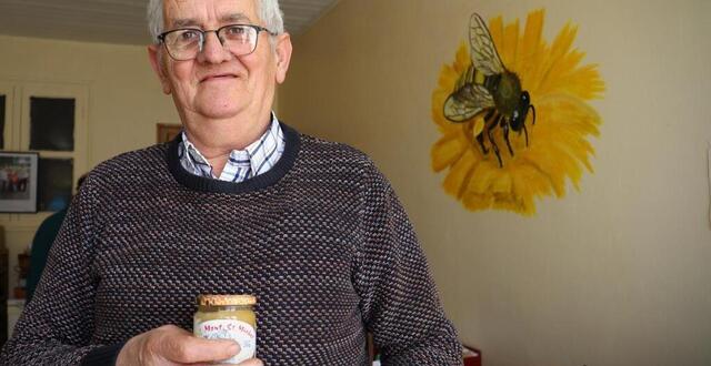 photo bertrand patin a décroché une médaille d’argent au concours général agricole de paris pour son miel du mont saint-michel. 